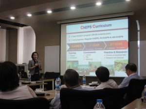 การบรรยายหลักสูตร ChEPS ในห้องสัมมนา มีผู้เข้าฟังนั่งฟังการนำเสนอ